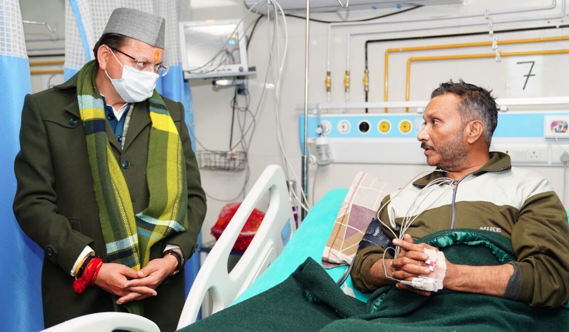 सीएम धामी ने दून अस्पताल पहुंचकर वरिष्ठ पत्रकार कैलाश जोशी का जाना हालचाल