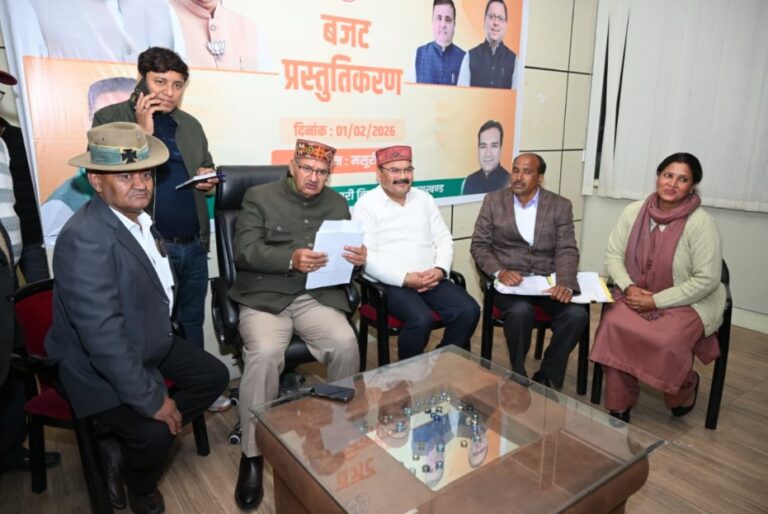 सैनिक कल्याण मंत्री गणेश जोशी से पूर्व सैनिकों ने की मुलाकात