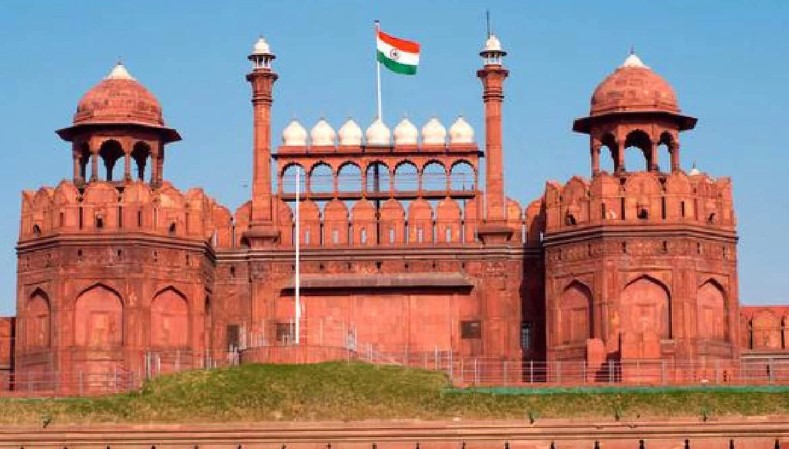 लाल किला के पीछे संदिग्ध कार मिलने से हड़कंप, नकली राष्ट्रीय जांच एजेंसी की आईडी बरामद