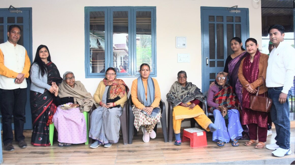 कैबिनेट मंत्री रेखा आर्या ने वृद्ध महिला आश्रमों की महिलाओं के साथ बिताया दिन