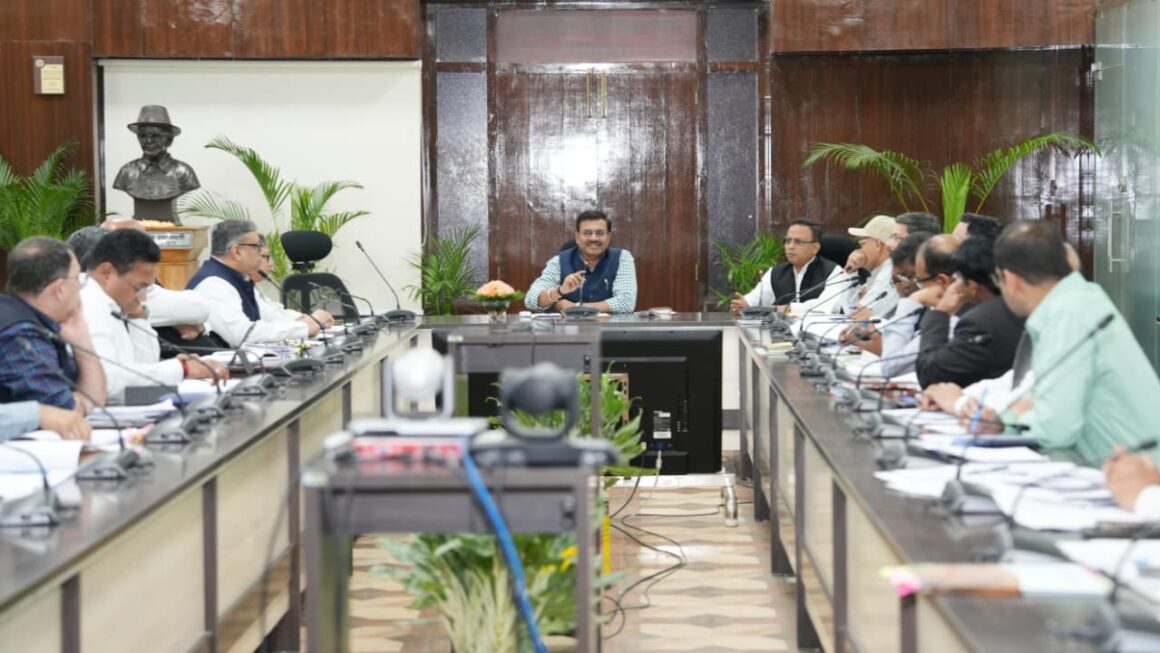 आनंद बर्द्धन की अध्यक्षता में मुख्यमंत्री घोषणाओं की समीक्षा, विभागों को कार्य शीघ्र पूरा करने के निर्देश