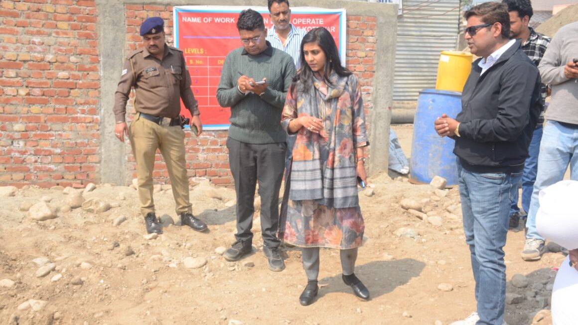 कोटद्वार में विकास परियोजनाओं का डीएम ने किया स्थलीय निरीक्षण, गुणवत्ता और समयबद्धता पर कड़े निर्देश