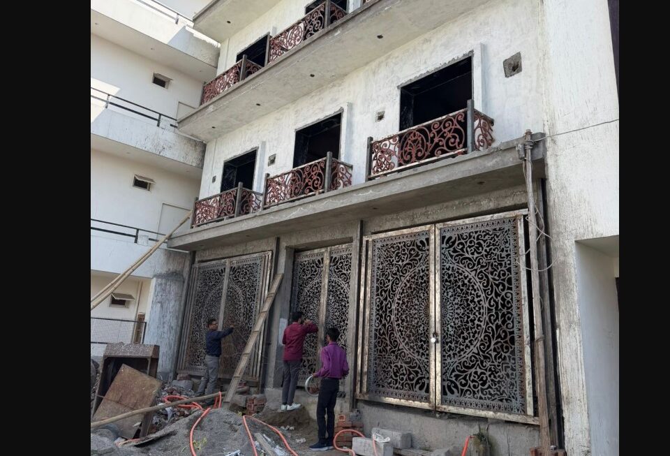 अवैध निर्माणों पर एमडीडीए की सख्ती, डोईवाला और ऋषिकेश में कई भवन सील