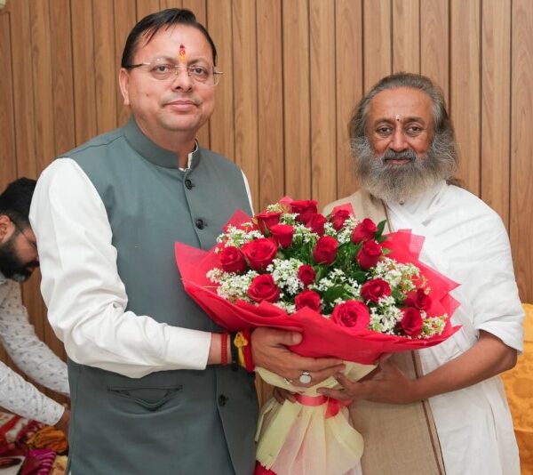 मुख्यमंत्री धामी ने श्री श्री रविशंकर से की शिष्टाचार भेंट