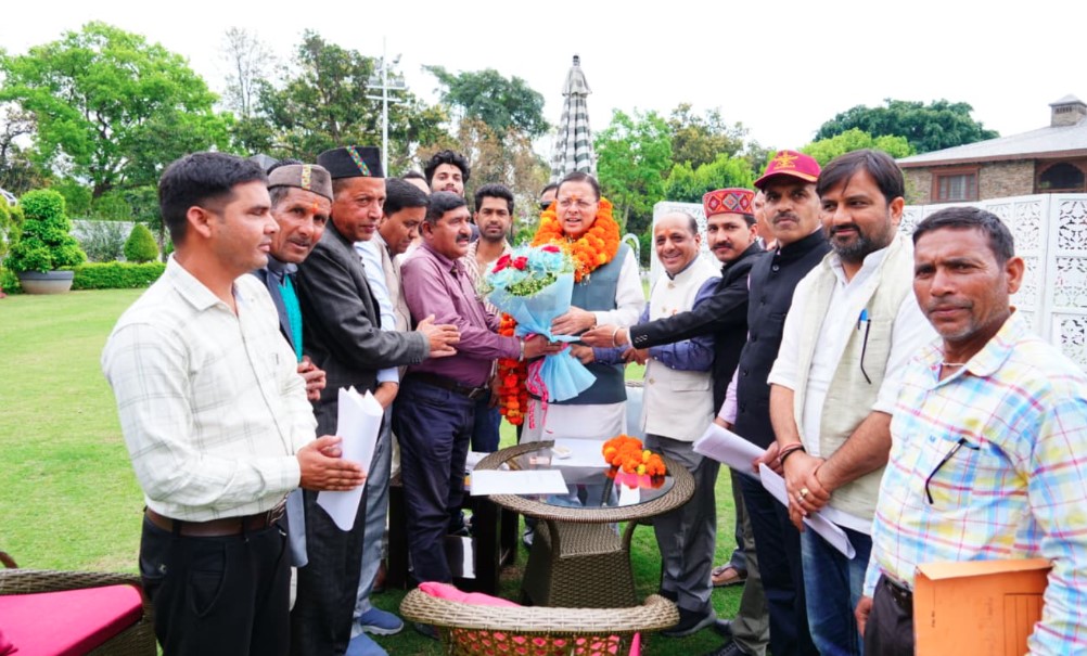 चिन्यालीसौड़ क्षेत्र के जनप्रतिनिधियों ने सीएम धामी से की मुलाकात, सड़कों की स्वीकृति पर जताया आभार