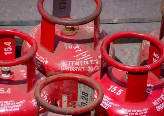 राजधानी में एलपीजी संकट पर सियासत तेज, जनता गैस के लिए परेशान