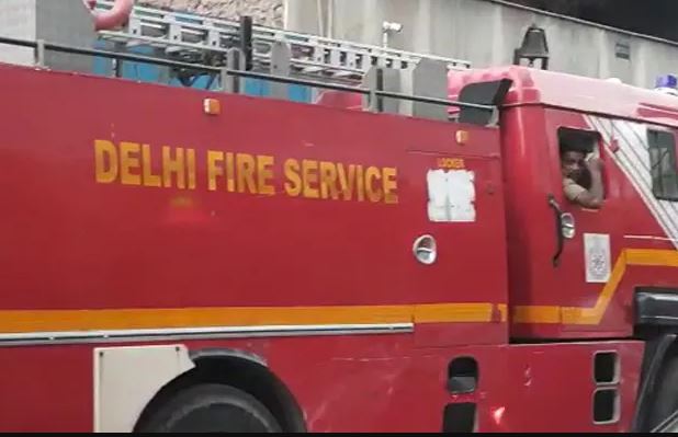 रिठाला मेट्रो स्टेशन के पास झुग्गियों में भीषण आग, 70-80 झोपड़ियां जलकर राख