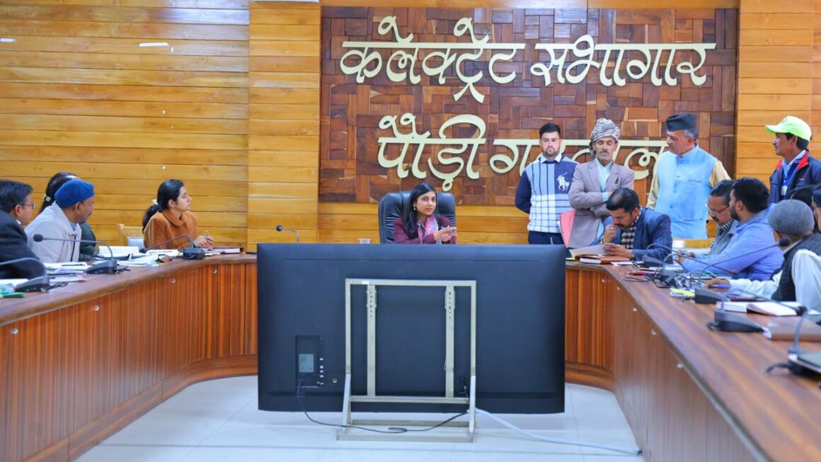 जनता मिलन में डीएम पौड़ी ने सुनीं जनसमस्याएं, कई मामलों का मौके पर समाधान