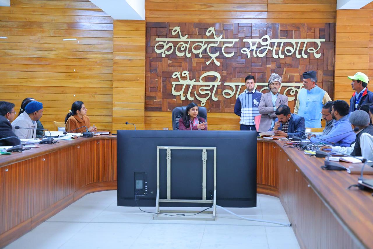 जनता मिलन में डीएम पौड़ी ने सुनीं जनसमस्याएं, कई मामलों का मौके पर समाधान