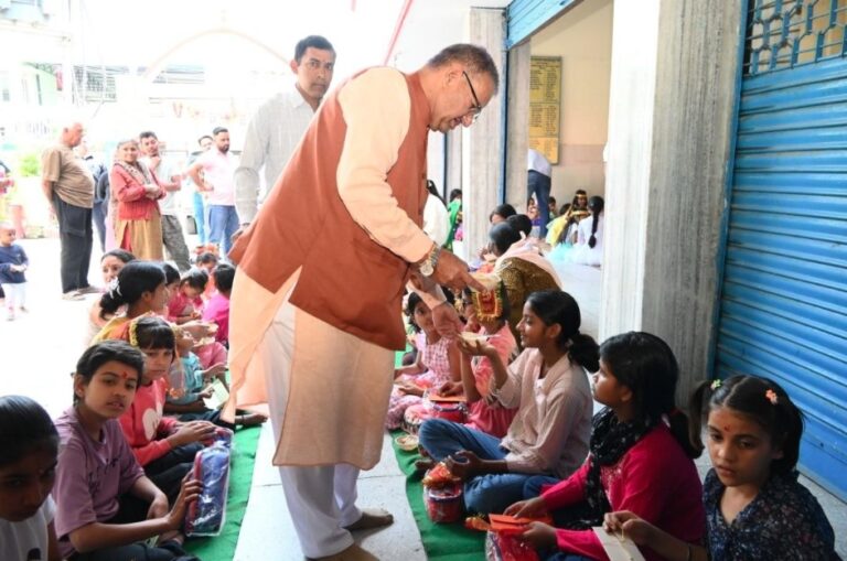 कैबिनेट मंत्री गणेश जोशी ने चैत्र नवरात्रि के षष्ठम दिन 251 कन्याओं का पूजन कर लिया आशीर्वाद