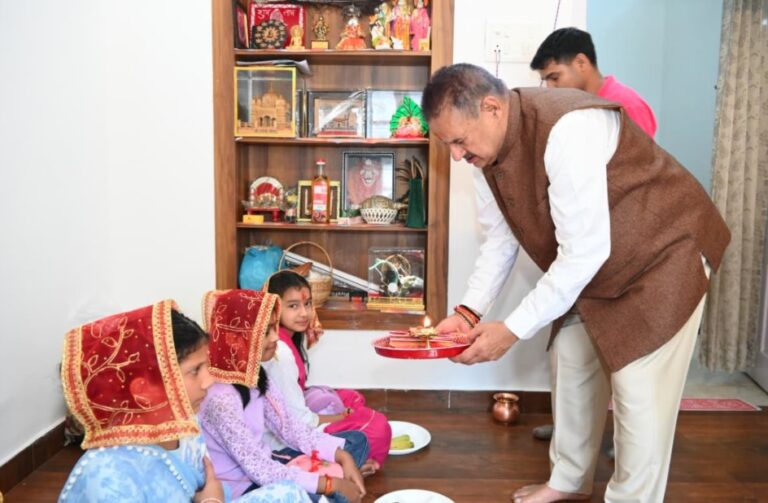 महाअष्टमी पर कैबिनेट मंत्री गणेश जोशी ने किया कन्या पूजन