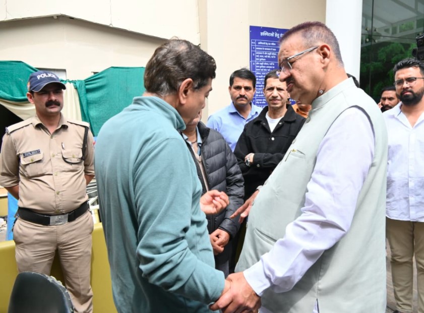 रिटायर्ड ब्रिगेडियर मृतक मुकेश जोशी के परिजनों से मिले कैबिनेट मंत्री गणेश जोशी