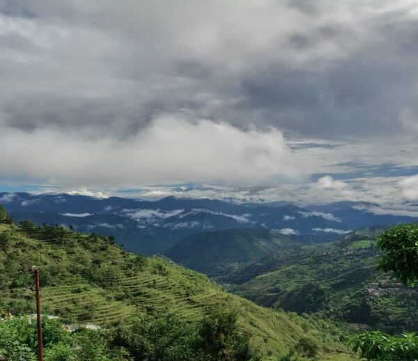 उत्तराखंड में बदला मौसम का मिजाज, बारिश-बर्फबारी के बीच ऑरेंज और येलो अलर्ट जारी