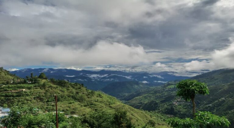 उत्तराखंड में बदला मौसम का मिजाज, बारिश-बर्फबारी के बीच ऑरेंज और येलो अलर्ट जारी