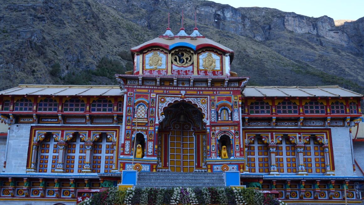 बदरीनाथ धाम के कपाट 23 अप्रैल सुबह 6:15 बजे खुलेंगे, गद्दी और डोली यात्रा पहुंची