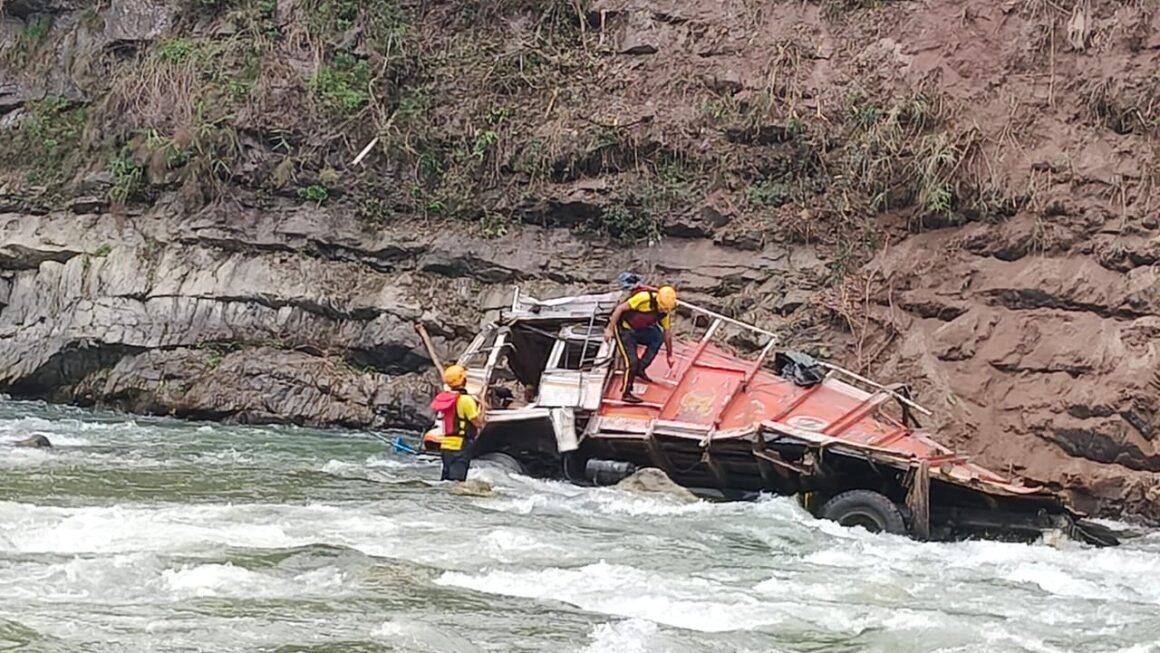 यमुना पुल के समीप ट्रक दुर्घटना में लापता व्यक्ति की SDRF द्वारा सर्चिंग जारी