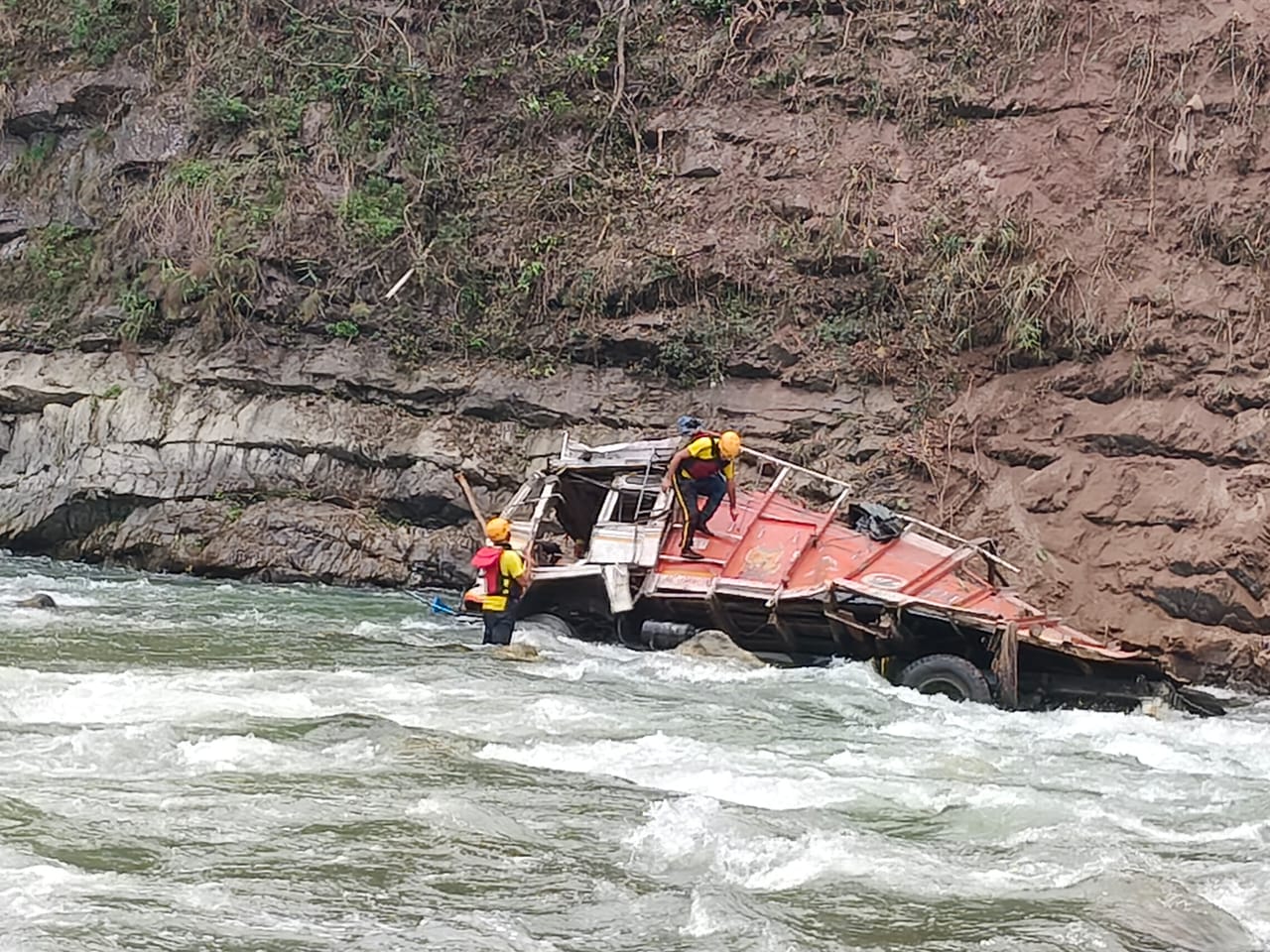 यमुना पुल के समीप ट्रक दुर्घटना में लापता व्यक्ति की SDRF द्वारा सर्चिंग जारी