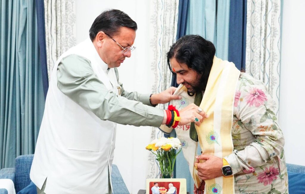 मुख्यमंत्री धामी से मिले प्रसिद्ध कथा वाचक एवं आध्यात्मिक गुरु देवकीनंदन ठाकुर