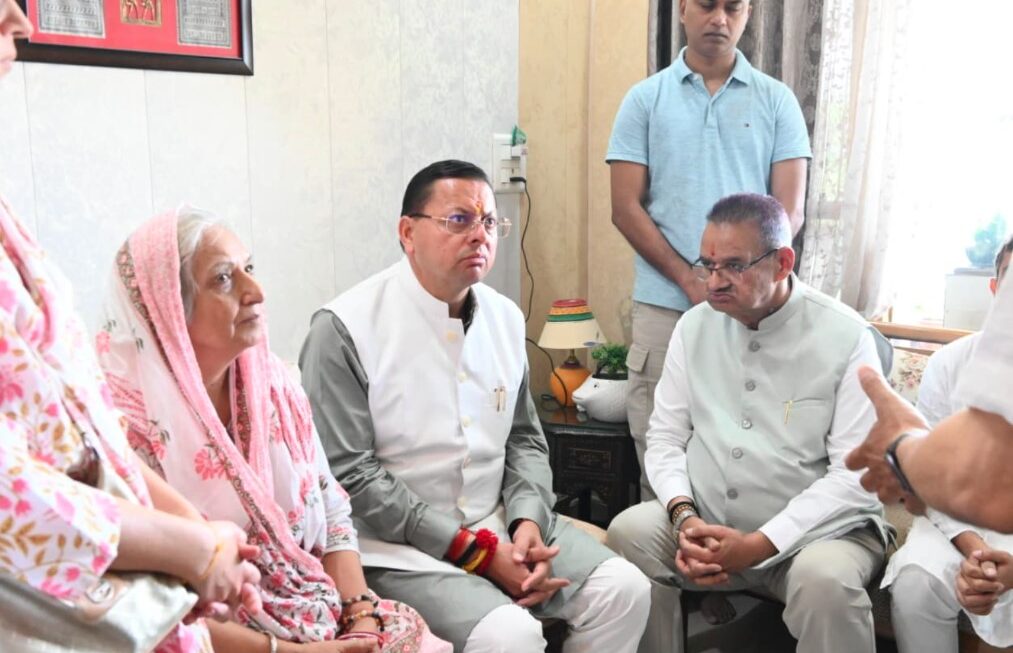 मुख्यमंत्री धामी ने दिवंगत रिटायर्ड ब्रिगेडियर मुकेश जोशी को दी श्रद्धांजलि