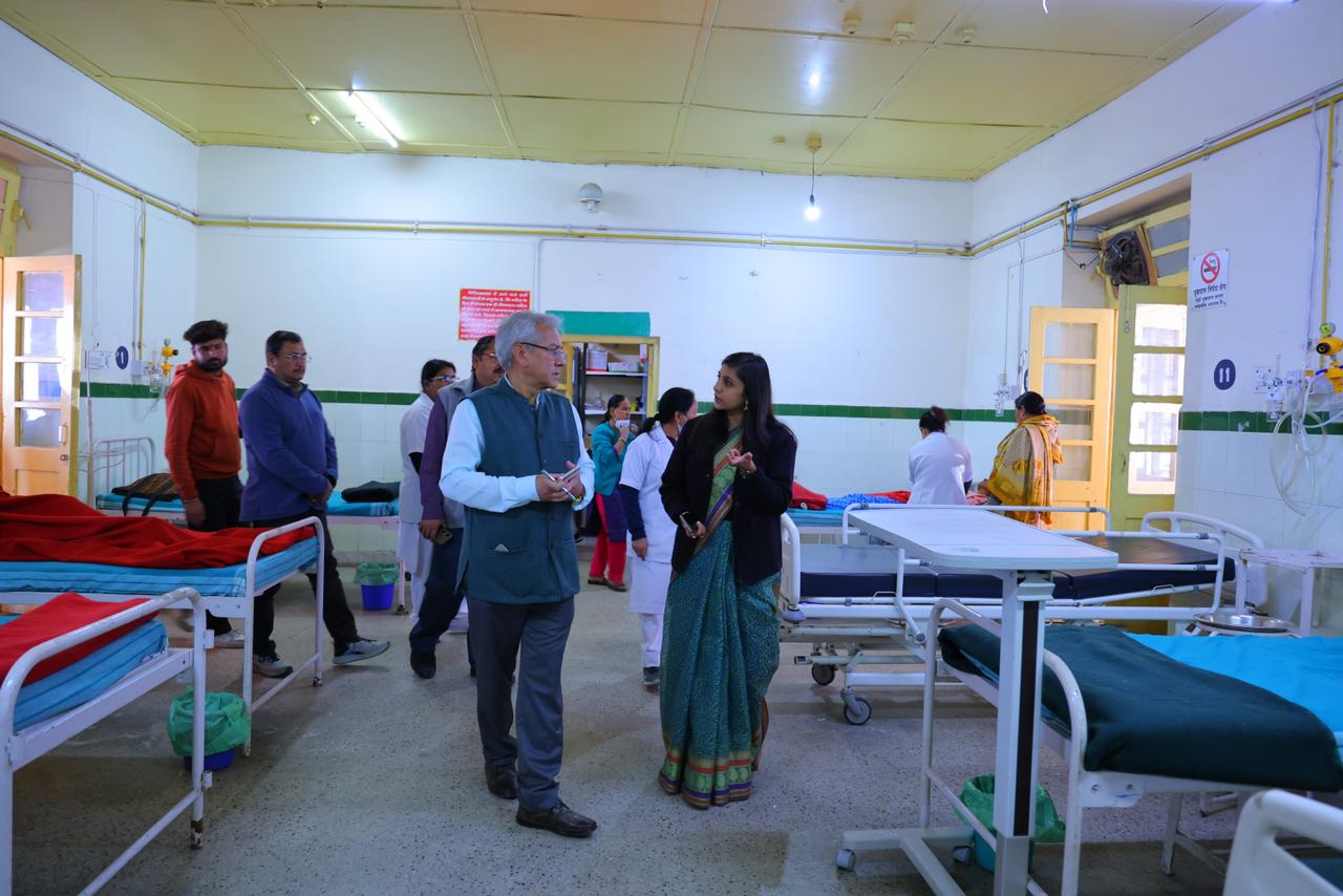 निरीक्षण से निर्णय तक: जिला अस्पताल में सुधार और आधुनिक सुविधाओं के विस्तार को जिलाधिकारी ने दी मंजूरी