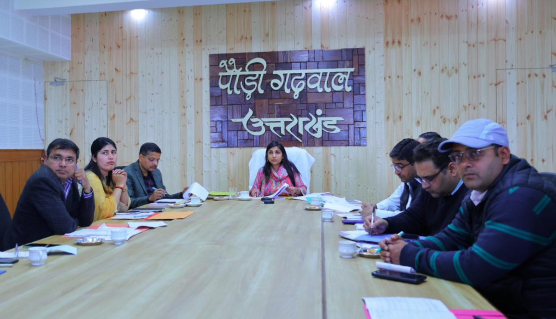 मुख्यमंत्री घोषणाओं से जुड़े कार्यों में किसी भी प्रकार की लापरवाही स्वीकार नहीं की जाएगी- डीएम