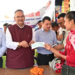 कैबिनेट मंत्री गणेश जोशी ने आपदा प्रभावित दुकानदारों को दिए सहायता राशि के चैक