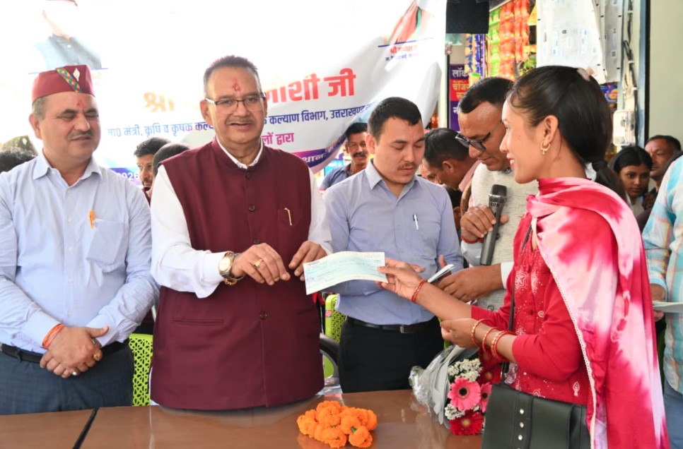 कैबिनेट मंत्री गणेश जोशी ने आपदा प्रभावित दुकानदारों को दिए सहायता राशि के चैक