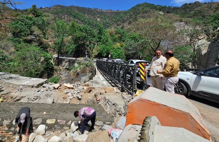 कैबिनेट मंत्री गणेश जोशी ने मसूरी-देहरादून मार्ग पर बन रहे वैली ब्रिज के निर्माण कार्य का किया निरीक्षण 