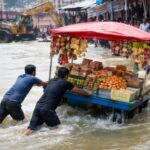 हरिद्वार में अतिक्रमण विरोधी अभियान तेज, टीम देख दो युवक ठेली लेकर गंगा में कूदे
