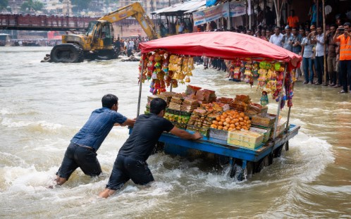 हरिद्वार में अतिक्रमण विरोधी अभियान तेज, टीम देख दो युवक ठेली लेकर गंगा में कूदे