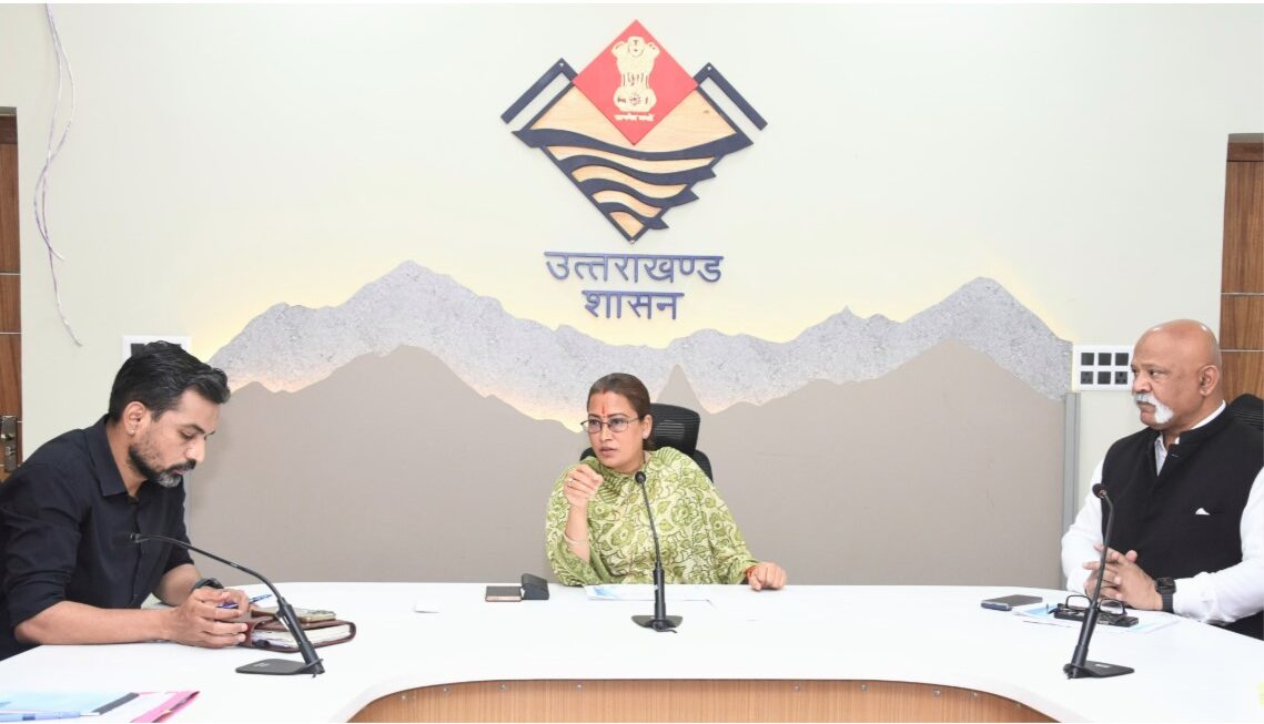 मंत्री से वार्ता के बाद धरना खत्म करने पर राजी हुए पीआरडी स्वयं सेवक