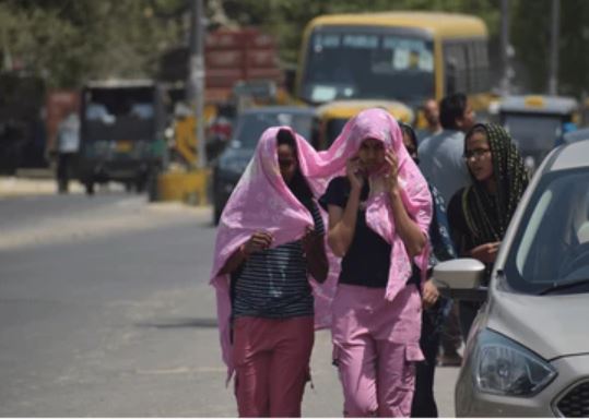 देश में मौसम का डबल वार: पहाड़ों में बर्फबारी-ओलावृष्टि, मैदानी इलाकों में भीषण गर्मी