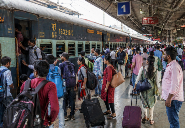 गर्मी और शादी सीजन में बढ़ी भीड़, ट्रेनों में कंफर्म टिकट का संकट, दो महीने तक लंबी वेटिंग