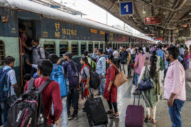 गर्मी और शादी सीजन में बढ़ी भीड़, ट्रेनों में कंफर्म टिकट का संकट, दो महीने तक लंबी वेटिंग