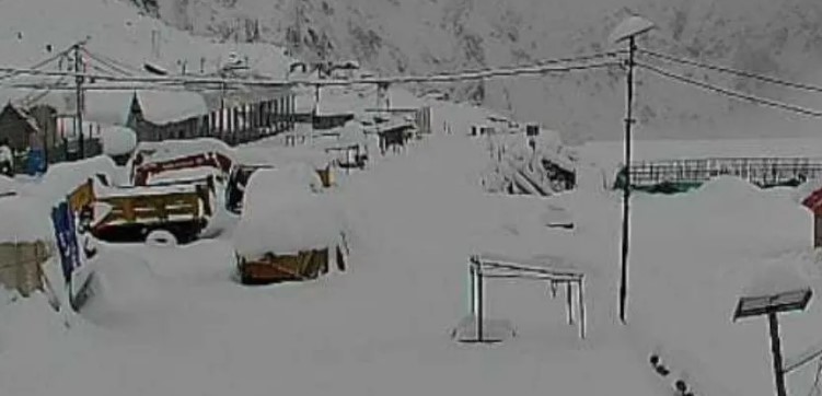केदारनाथ में अप्रैल की बर्फबारी से यात्रा तैयारियां प्रभावित, मार्ग फिर हुए बंद