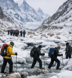 गौमुख ट्रैक पर अब भी रोक, भारी बर्फबारी के चलते निरीक्षण टीम लौटी वापस