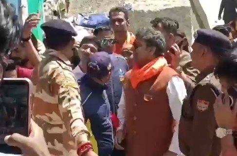 बदरीनाथ धाम पहुंचे अभिनेता आशुतोष राणा, किए भगवान बदरी विशाल के दर्शन