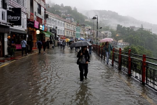उत्तराखंड में बदला मौसम, पहाड़ों में बारिश-बर्फबारी के आसार, येलो अलर्ट जारी, मसूरी मालरोड पर जलभराव से लोग परेशान