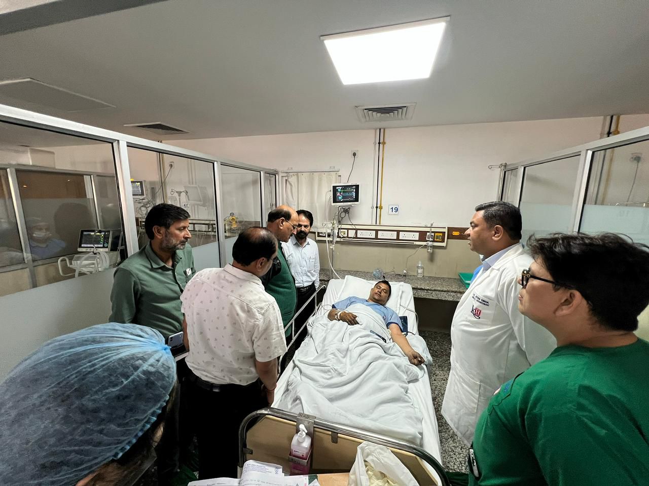 पैनेसिया हॉस्पिटल अग्निकांड के बाद स्वास्थ्य मंत्री सुबोध उनियाल ने जाना मरीजों एवं घायल पुलिसकर्मियों का हाल