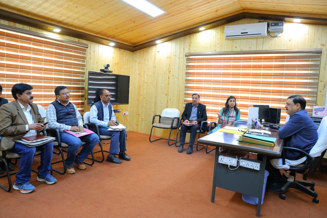 गढ़वाल कमिश्नर ने पेयजल संकट दूर करने के लिए मौके पर जारी किए 25 लाख, जल संस्थान को तीन दिन में जनरेटर लगाने के निर्देश