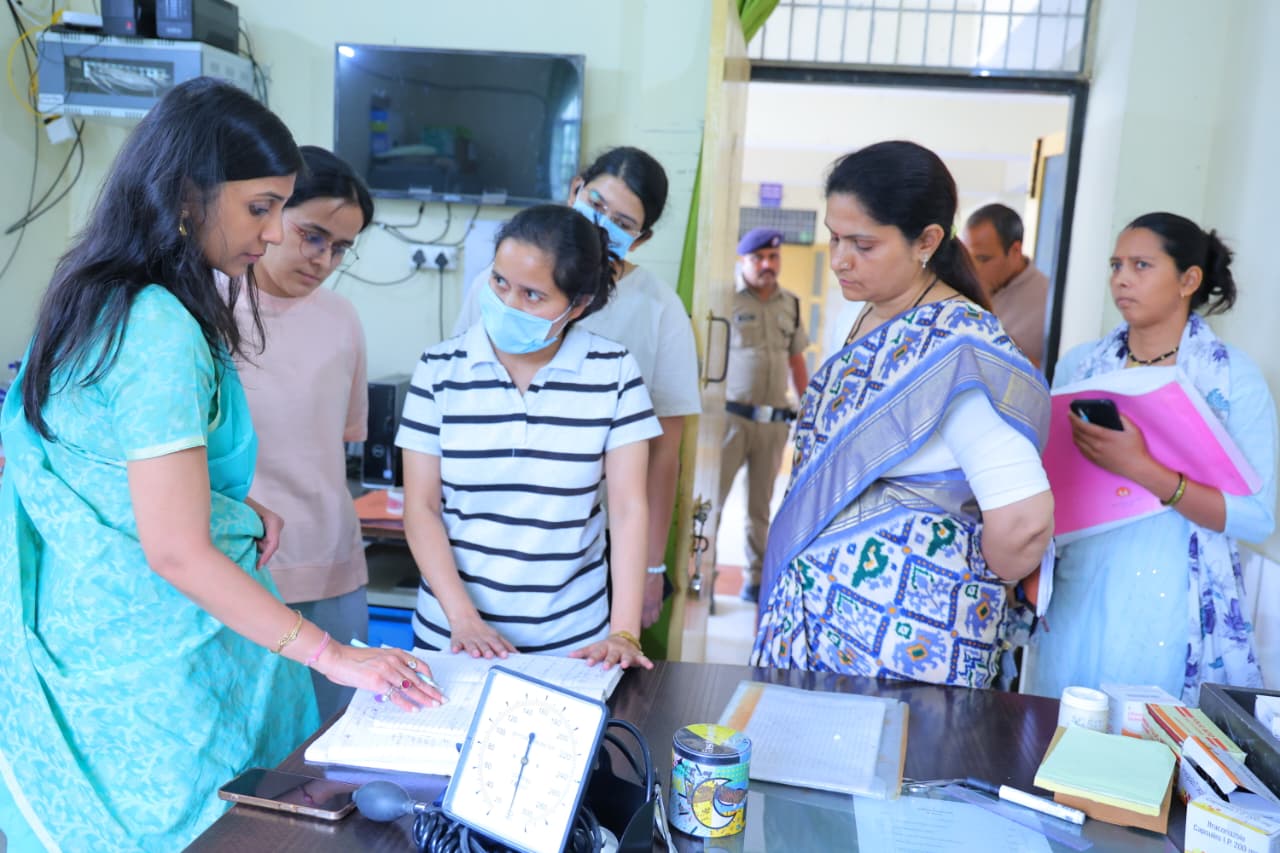 डीएम ने किया सीएचसी सतपुली का औचक निरीक्षण, स्वास्थ्य व्यवस्थाओं में लापरवाही पर जतायी नाराजगी