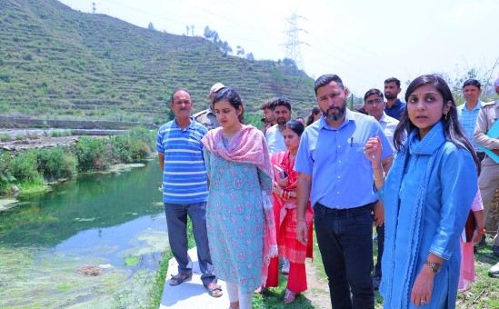 कमेड़ा गांव पहुंचीं जिलाधिकारी, चौपाल से खेत-खलिहान तक ग्रामीणों से सीधे संवाद कर जिलाधिकारी ने जानी समस्याएं, विकास योजनाओं की प्रगति परखी
