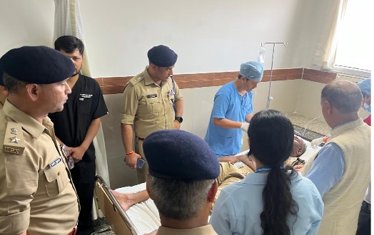 आग के बीच फॅसे मरीजो के लिए देवदूत बनी दून पुलिस