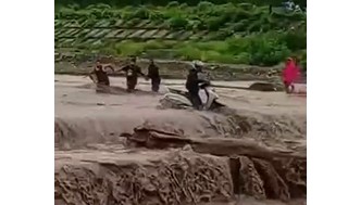 बीन नदी में बढ़ा जलस्तर, तेज बहाव में फंसा स्कूटी सवार, ग्रामीणों ने बचाई जान