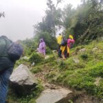 जनपद उत्तरकाशी, यमुनोत्री मार्ग पर मलबा आने से अवरुद्ध रास्ते पर SDRF ने रोप फिक्स कर लगभग 100 यात्रियों को सकुशल कराया पार