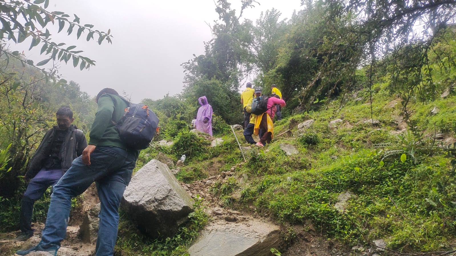 जनपद उत्तरकाशी, यमुनोत्री मार्ग पर मलबा आने से अवरुद्ध रास्ते पर SDRF ने रोप फिक्स कर लगभग 100 यात्रियों को सकुशल कराया पार