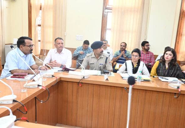 विकास कार्यों में लापरवाही पर डीएम ललित मोहन रयाल सख्त, 15 दिन में लंबित कार्य पूरे करने के निर्देश