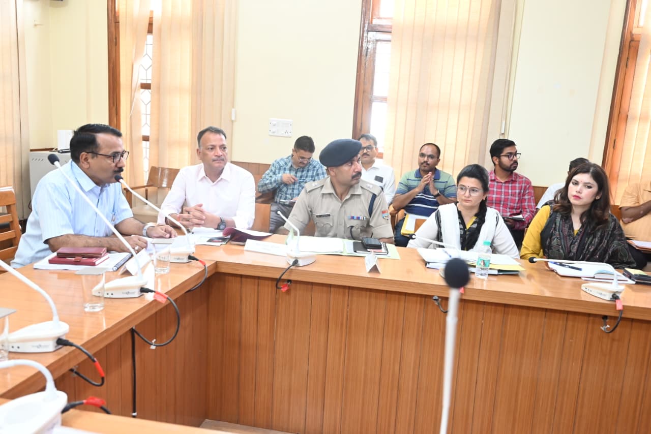 विकास कार्यों में लापरवाही पर डीएम ललित मोहन रयाल सख्त, 15 दिन में लंबित कार्य पूरे करने के निर्देश